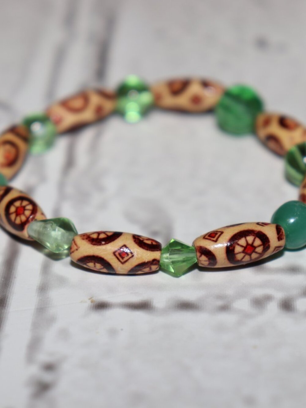 🤎💚✨ NWOT Wooden & Green Glass Beaded Bracelet · 7"